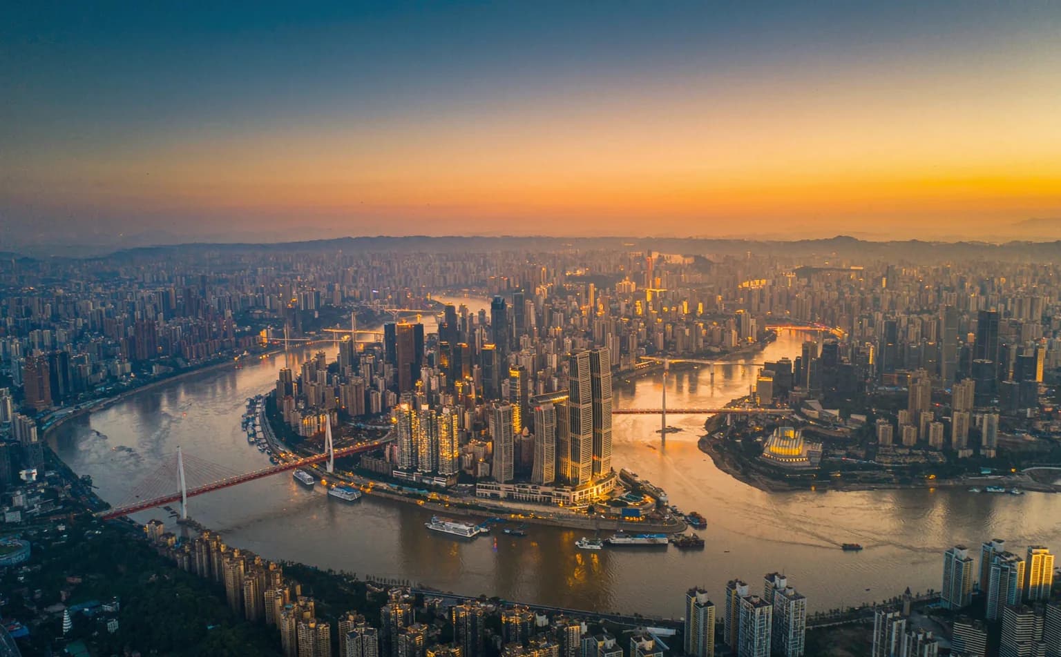 重庆渝中半岛与两江交汇航拍黄昏全景:行以致用创始团队走访 1000 多家企业的地方
